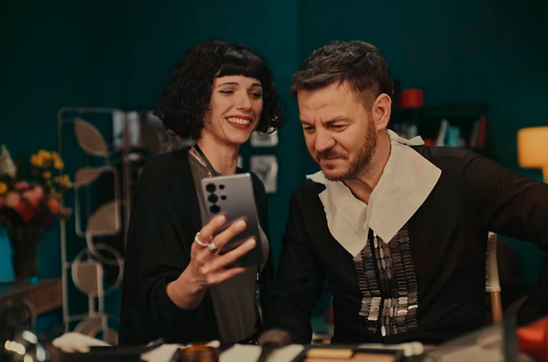 Vodafone, nuovo spot TV con Cattelan sui Samsung Galaxy S25 con la promo Fastweb + Vodafone